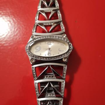 Elegantan ženski sat