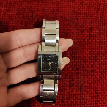 Gucci 7900P od nehrđajućeg čelika s crnim brojčanikom.
