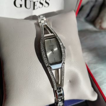 SNIŽENO Guess sat sa SWAROWSKI KRISTALIMA. Nikad korišten!