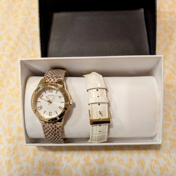 Guess ženski sat s cirkonima i dva kožna remena