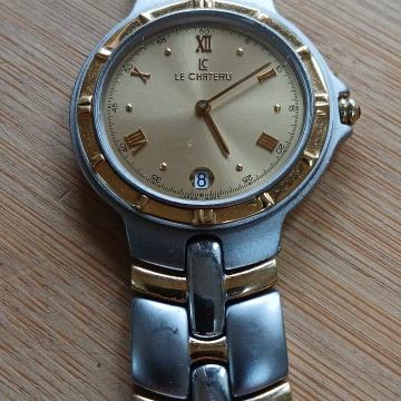 Le Chrteru ženski sat s datumom