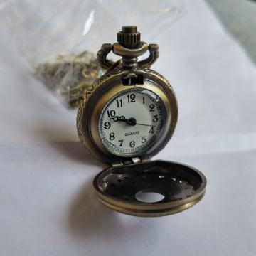 Mali sat za lančić