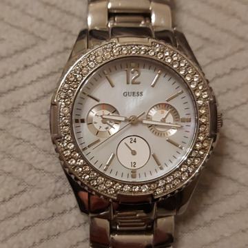 Metalni ženski Guess sat