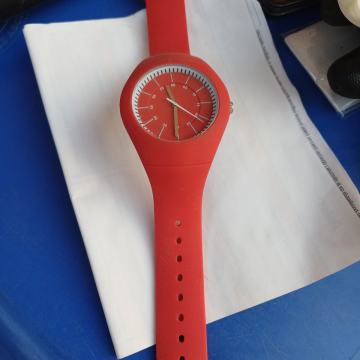 Moderan ženski crveni sat