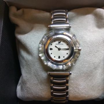 Novi i nenošeni ženski sat Swarovski, lijepog dizajna