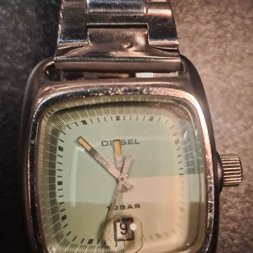 Original Diesel sat u ispravnom stanju,samo sa metalnim remenom.