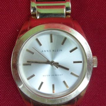 Prekrasni ženski sat Anne Klein