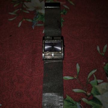 Prodajem ženski sat