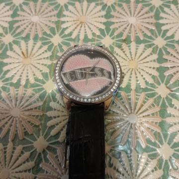 RUČNI SAT NA BATERIJU GUESS