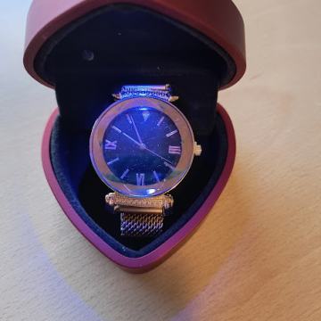 Ručni sat u kutiji srce