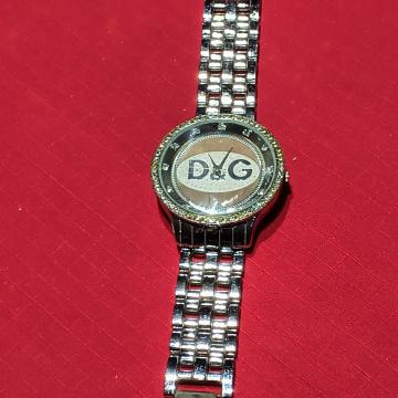 RUČNI SAT ŽENSKI - KAO NOVI,DOBIVEN NA POKLON-VIŠAK,POVOLJNO PRODAJEM