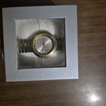 ručni sat(ženski)skroz nov ne korišten.