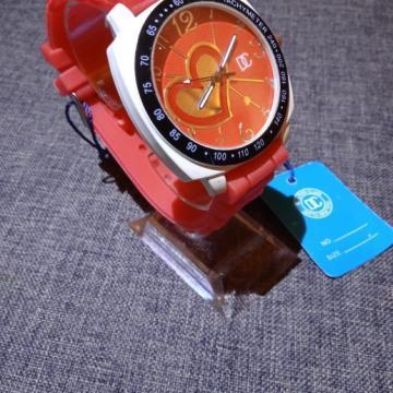 Sat DC metalan sa crvenim remenom