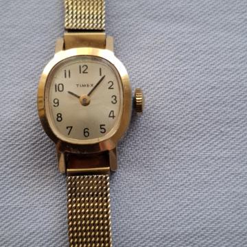 SAT.TIMEX. z. Mehanički.zlatne boje sa narukvicom. Radi. Mob