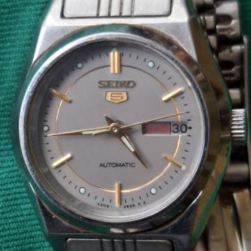 SAT. ž. SEIKO-5. Automatic sa datumom. Radi. Mob