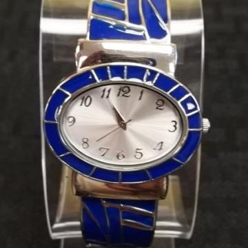 Srebrno-plavi emajlirani ženski QUARTZ ručni sat u odličnom stanju