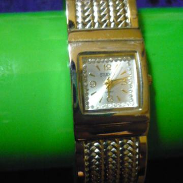 STUDIO ženski ručni quartz sat u zlatno-srebrnom tonu u odličnom stanj