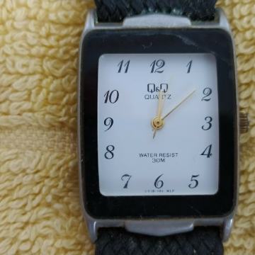 Univerzalni ručni sat "Q&Q" - Pravokutni crno bijeli