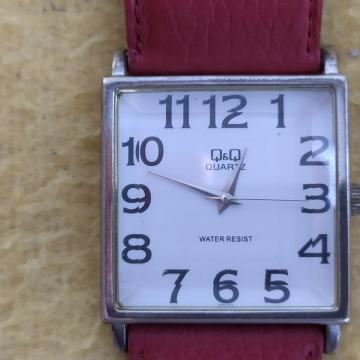 Univerzalni ručni sat "Q&Q" VELIKI KVADRATNI