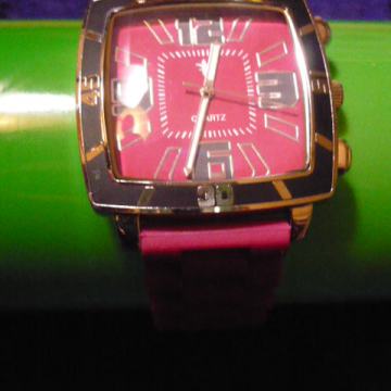 Veliki Quartz ženski ručni sat*sa rebrastim gumenim remenom Novo!