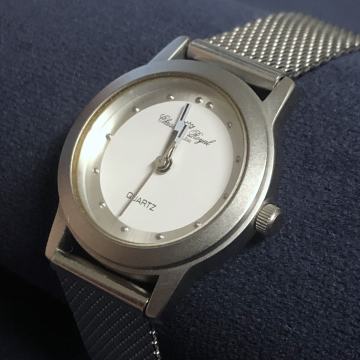 Ženski sat s metalnom narukvicom - NENOŠEN