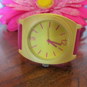 Ženski QUARTZ sat, sa gumenim remenom - Women QUARTZ wrist watch with