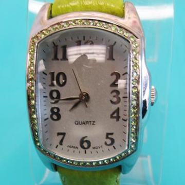 ženski ručni QUARTZ sat sa zelenim kožnim remenom Novo!