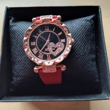 Ženski  ručni sat crveni