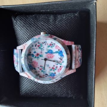 Ženski  ručni sat elastičan