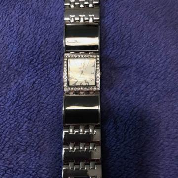 Zenski rucni sat Guess - imitacija