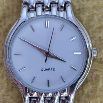 Ženski ručni sat "Q&Q" srebrni