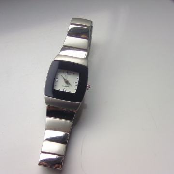 Ženski sat na bateriju