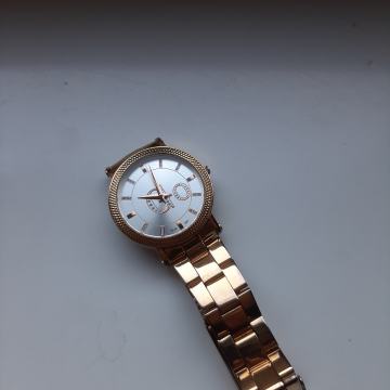 Ženski sat na bateriju