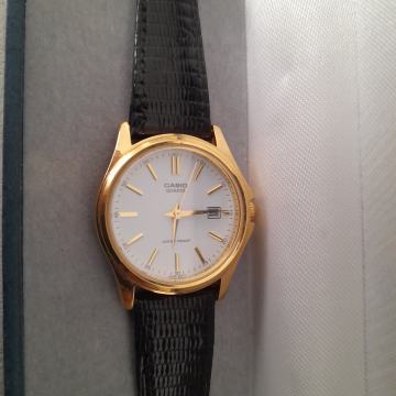 Ženski sat CASIO sa pozlatom u kutiji prodajem