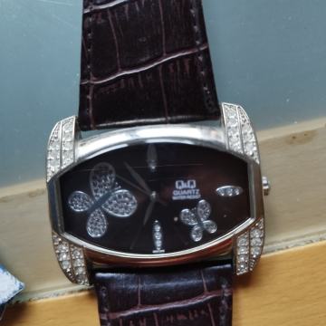 ženski sat s cirkonima Q&Q