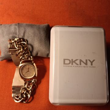 Ženski sat DKNY s narukvicom i baterijom