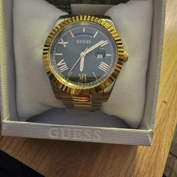 ženski sat  Guess nov