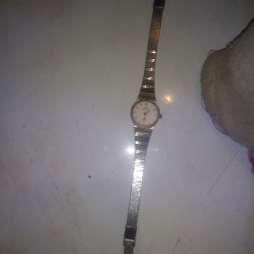Ženski sat marke Qartz sa seriskim brojem. Star oko 40 godina