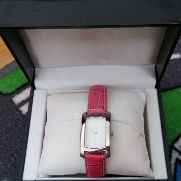 Ženski sat, novi, elegantan, nekorišten