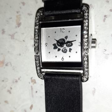 Ženski sat Avon novi