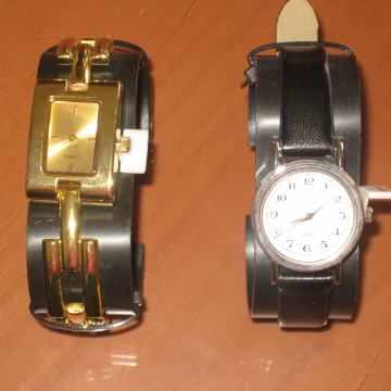 ŽENSKI SAT ZLATNI I CRNI  NOVO