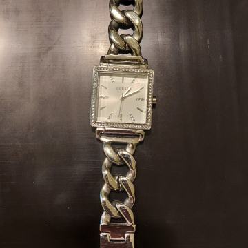 Ženski stainless steel sat Guess optočen kristalima