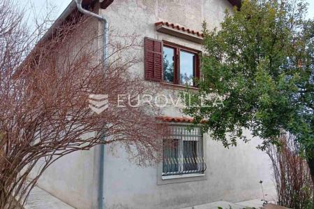 Kastav, kuća s okućnicom 820 m², samostojeća sa 3 stana, trosobna 90 m