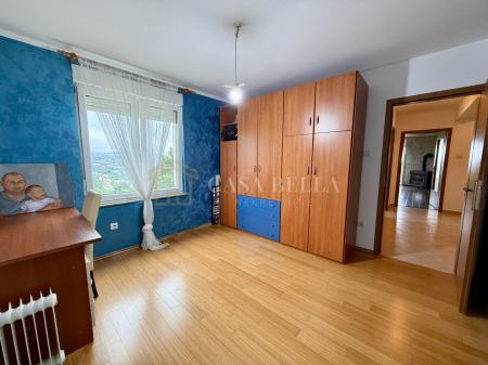 KASTAV – Višenamjenska kuća s poslovnim prostorom, uređenim stanom i r