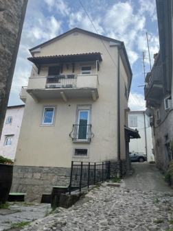 Kuća u centru Kastva, poslovno stambena namjena, četiri etaže, parking