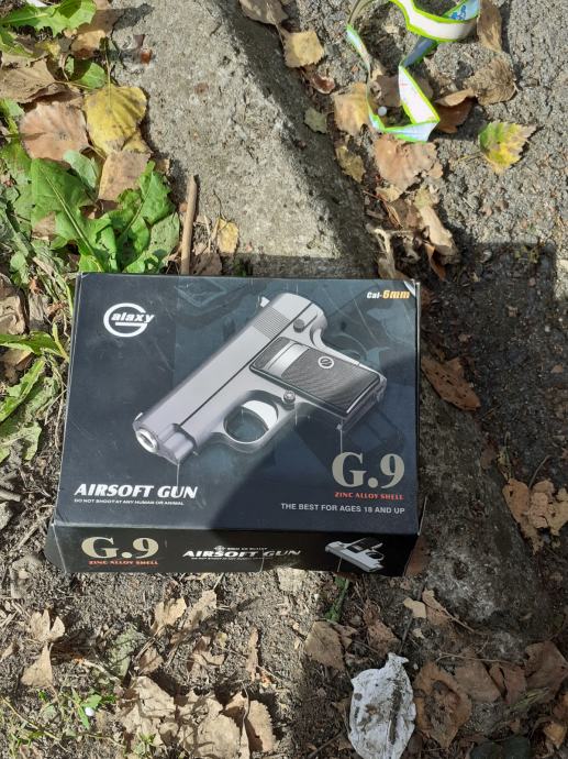 Airsoft gun g9 pistolj  manji