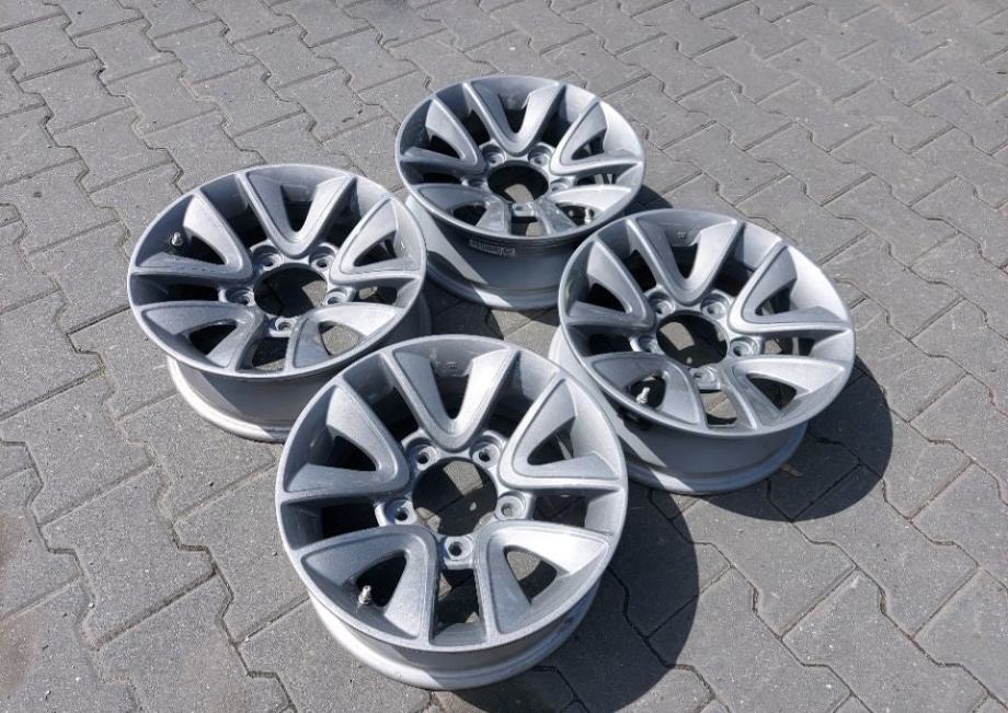 2017 Suzuki Jimny Aluminijski kotači 15 inča 5x139.7 Originalni senzor