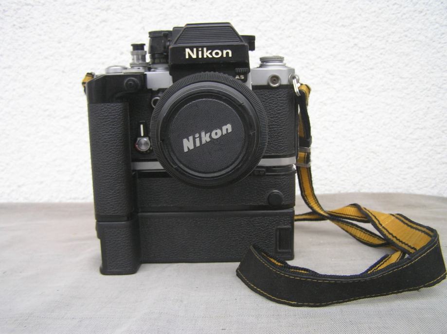 Analogni fotoaparat Nikon F2 + motor MD-3 + dodatna oprema