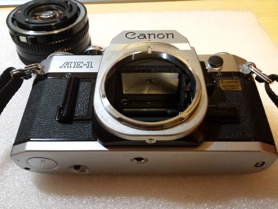 Canon AE-1, objektiv FD 50mm f1,8 i blic speedlite 155A