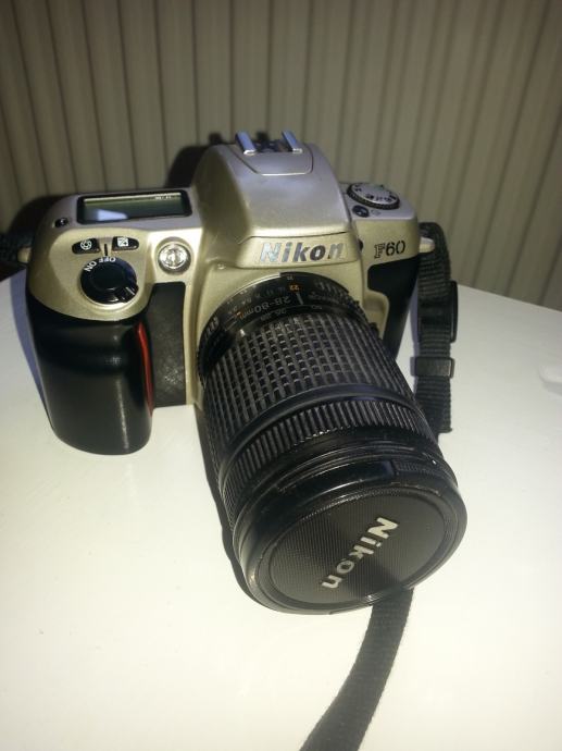 Nikon F60 sa objektivom Nikkor AF 22-80 mm f3,5